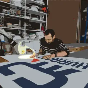 Hurrah-Techniker bei der Montage eines individuellen Schilderprodukts, französisches Know-how