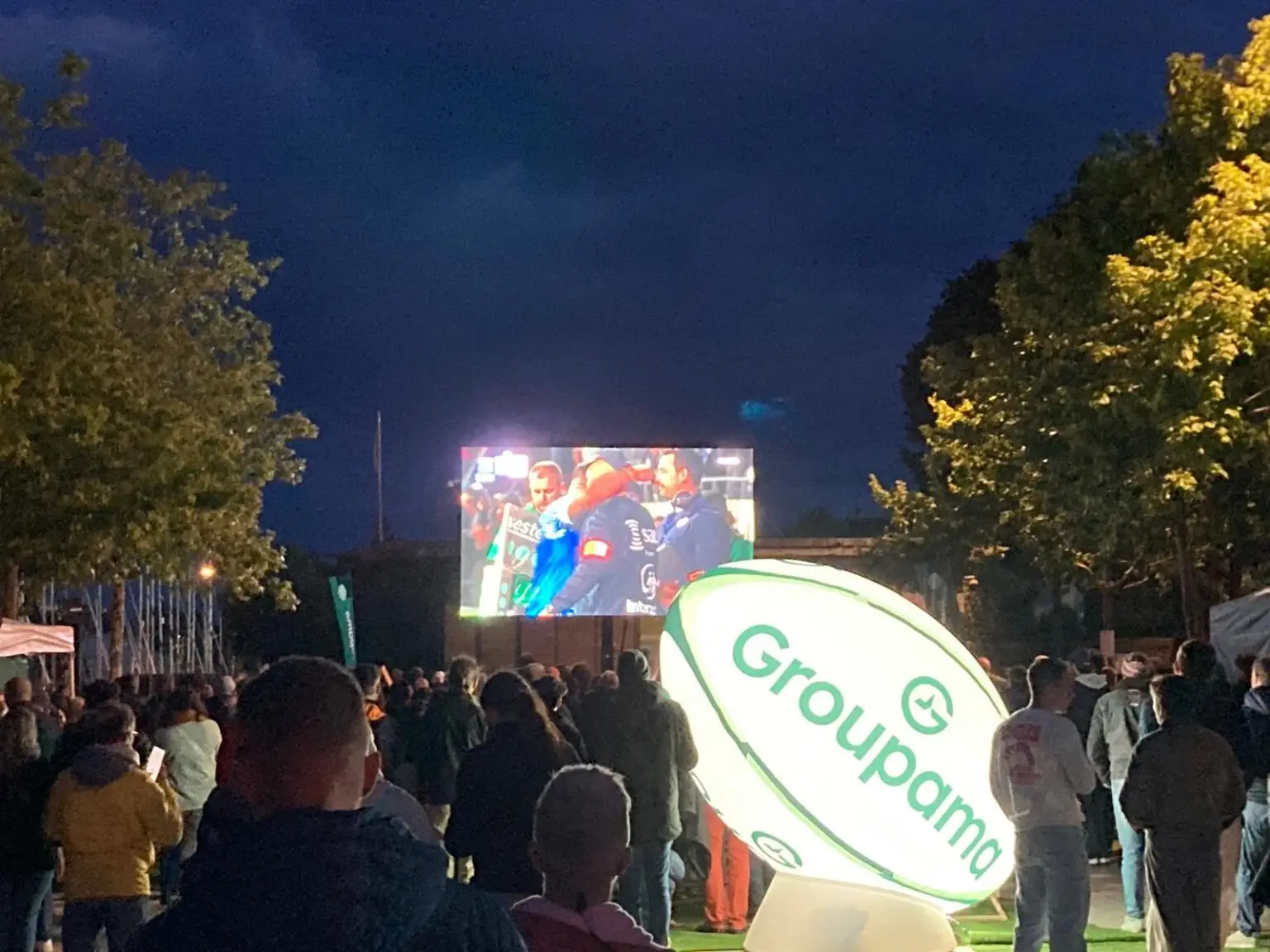 Ballon de rugby gonflable de 3 m sans haubans au stade de la Rabine
